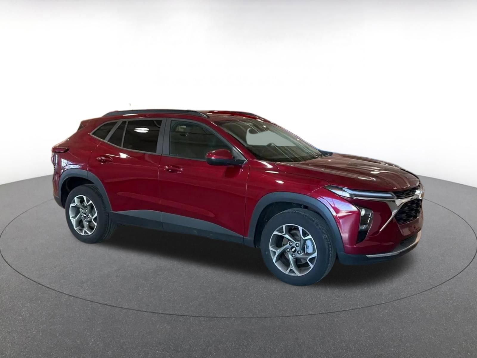 Used 2025 Chevrolet Trax LT FWD image 2