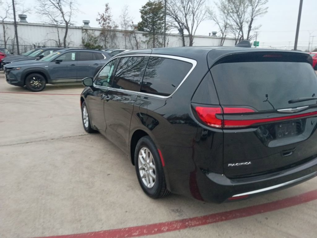 Used 2025 Chrysler Pacifica Select image 11