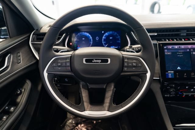 Used 2023 Jeep Grand Cherokee Limited w/ Luxury Tech Group II AWD/4WD image 14