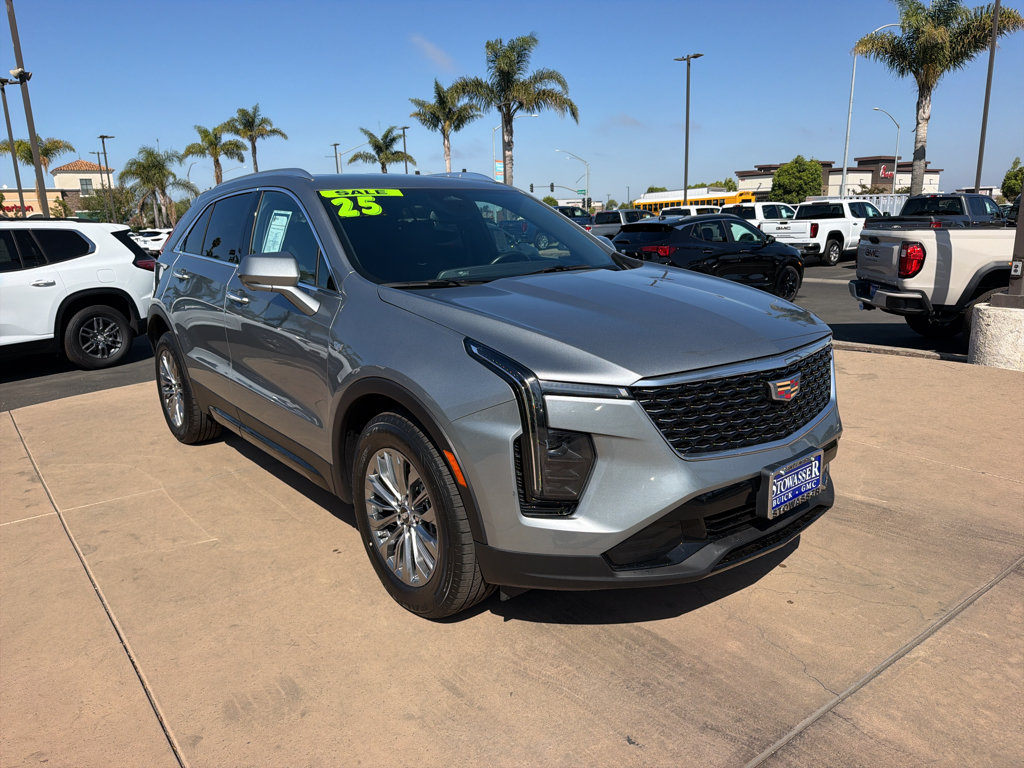 Used 2025 Cadillac XT4 Premium Luxury FWD image 3