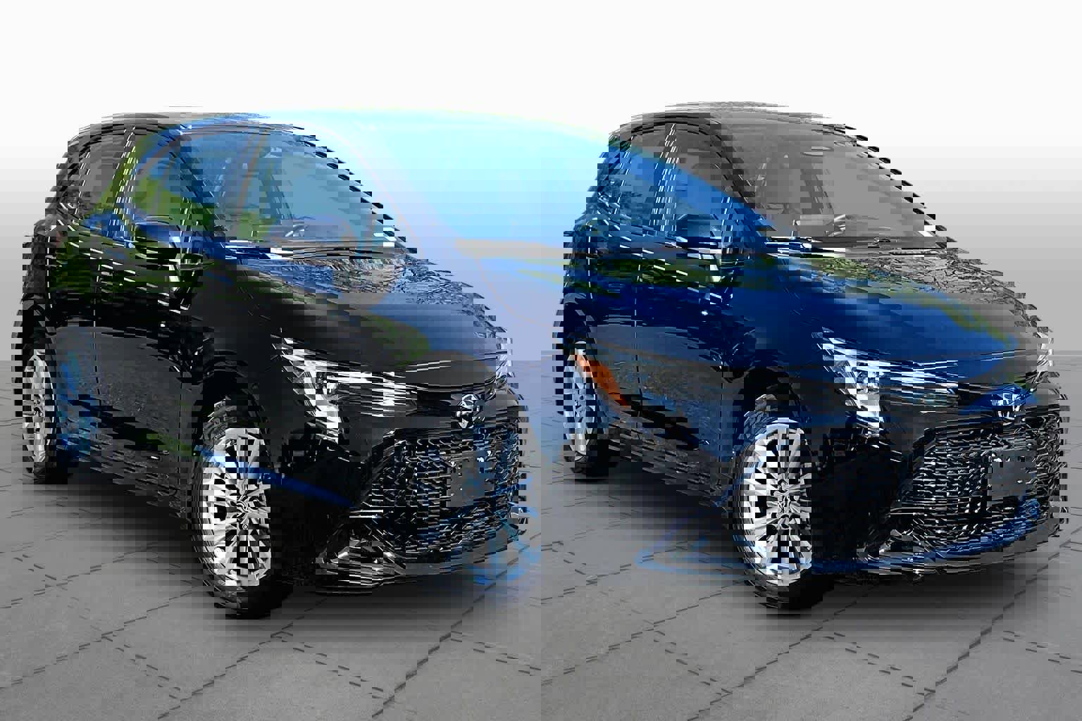 Used 2024 Toyota Corolla SE w/ SE Package FWD image 3