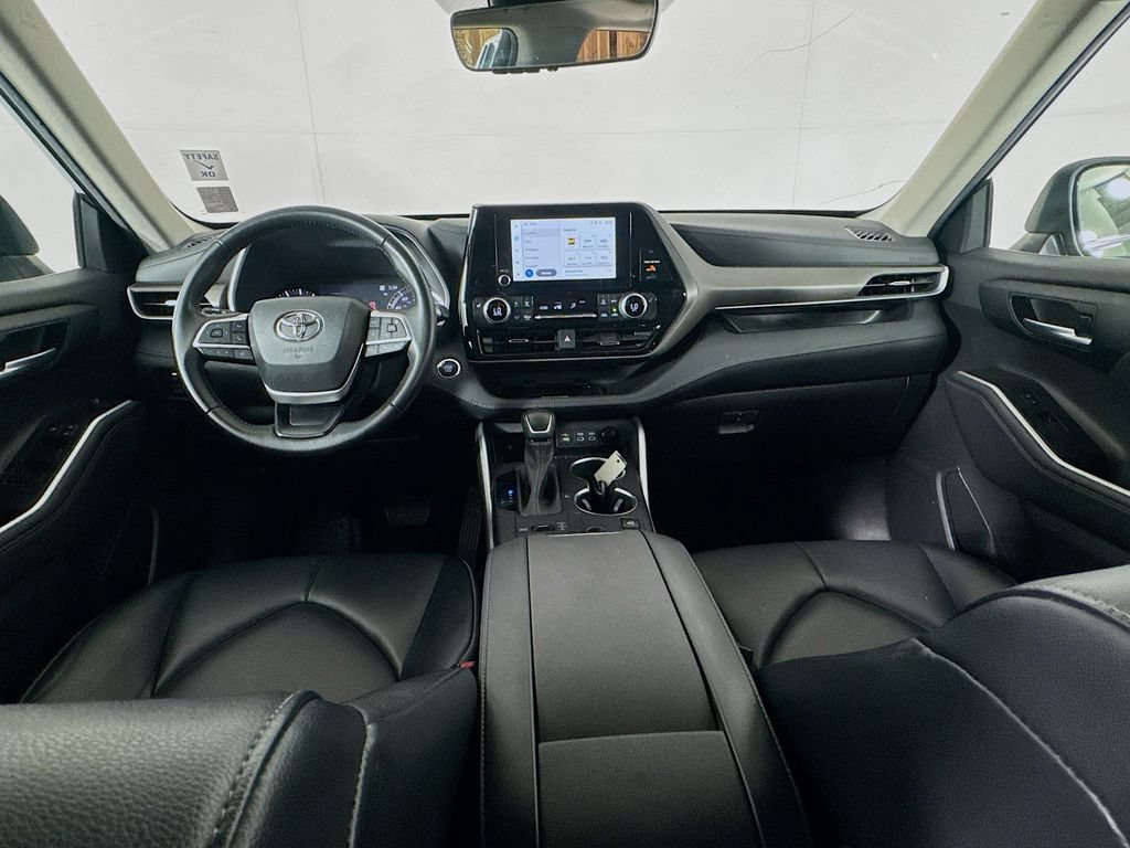 Used 2023 Toyota Highlander XLE AWD/4WD image 28