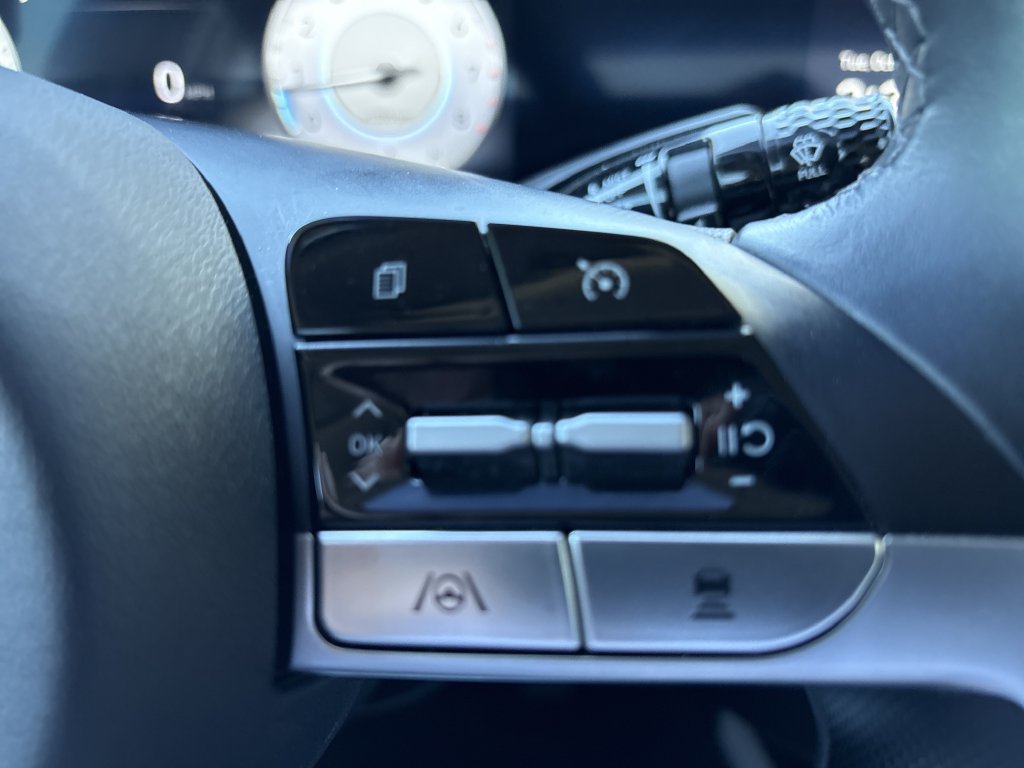 Used 2023 Hyundai Elantra Limited FWD image 21