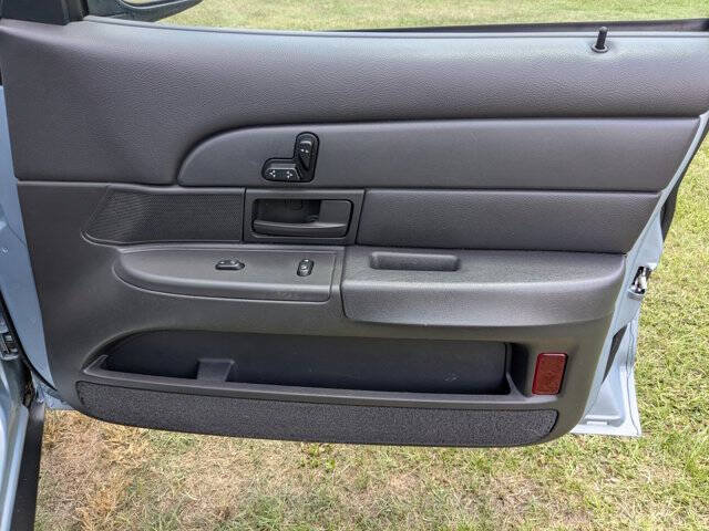 Used 2003 Ford Crown Victoria LX RWD image 29