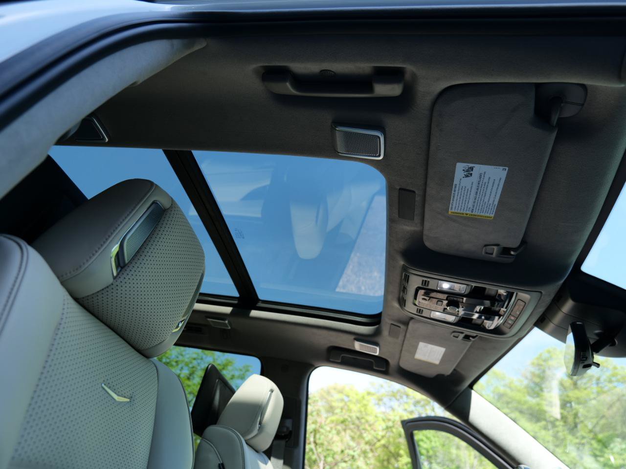 Used 2025 Cadillac Escalade Sport Platinum w/ LPO, Floor Liner Package AWD/4WD image 39