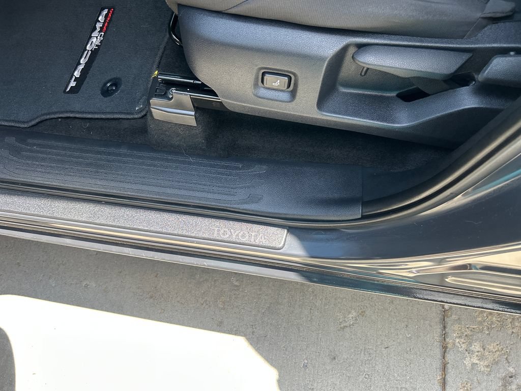 Certified 2025 Toyota Tacoma SR5 AWD/4WD image 9