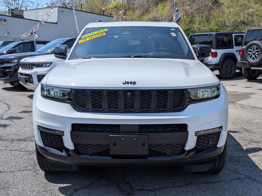 Used 2025 Jeep Grand Cherokee L Limited w/ Luxury Tech Group II image 3