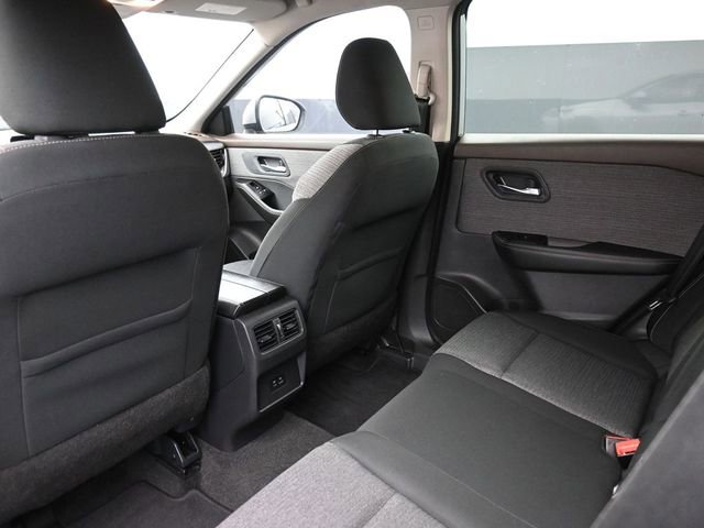 Used 2022 Nissan Rogue SV FWD image 2