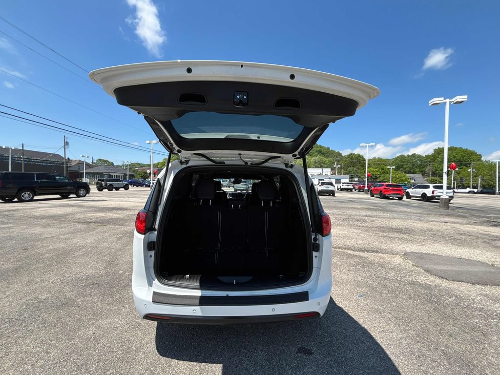 Used 2025 Chrysler Voyager LX FWD image 38