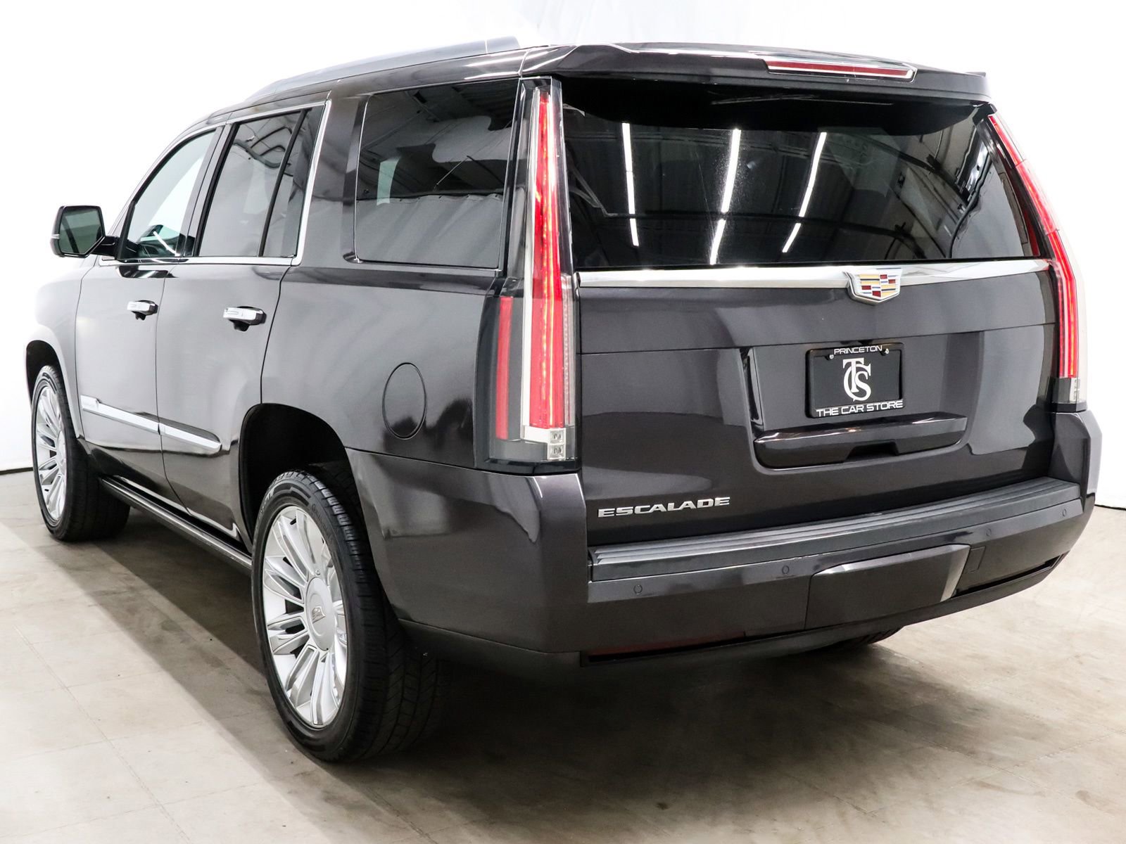 Used 2016 Cadillac Escalade Platinum image 4