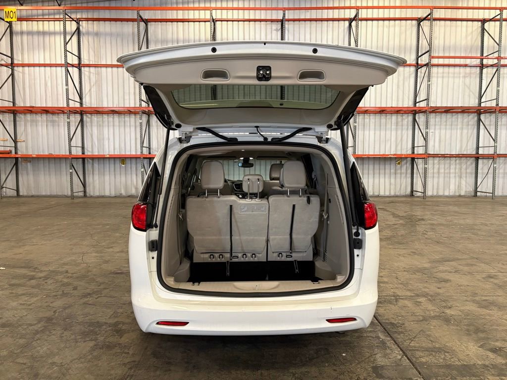 Used 2021 Chrysler Voyager Lxi FWD image 12