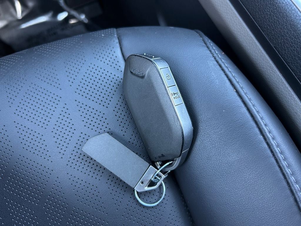 Used 2025 Kia Carnival FWD image 31