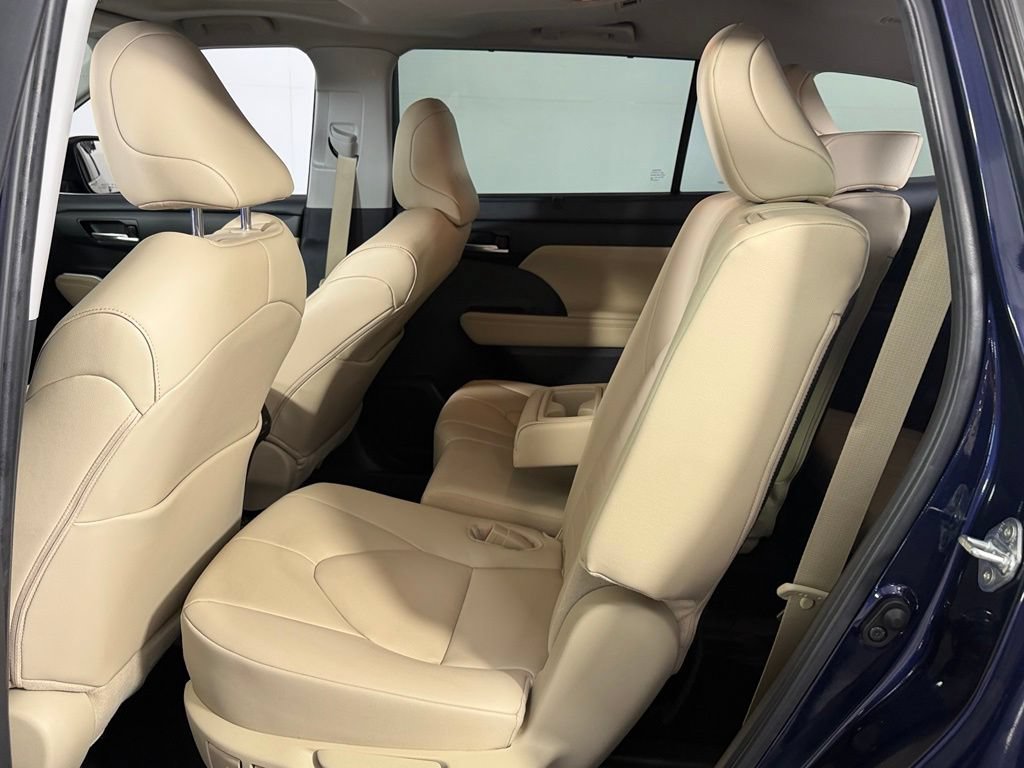 Used 2024 Toyota Highlander XLE FWD image 23