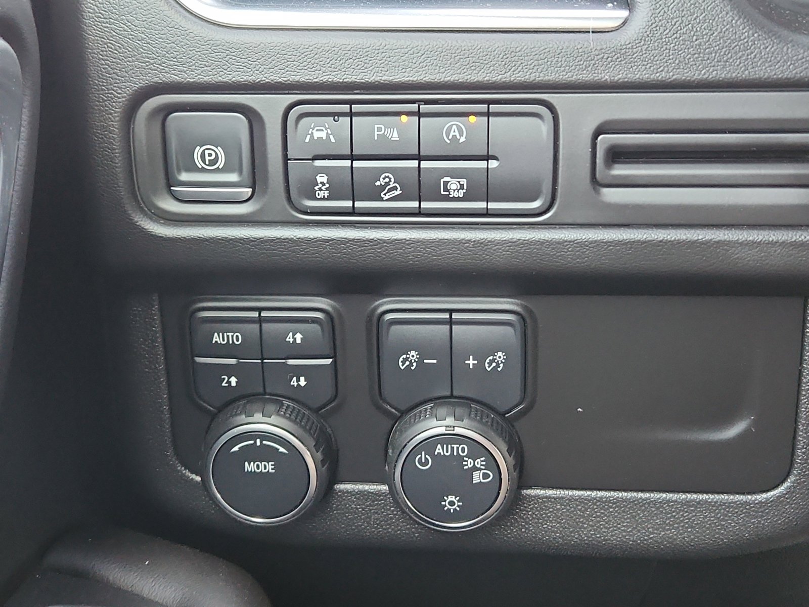 Used 2024 Chevrolet Tahoe Z71 w/ Luxury Package AWD/4WD image 16