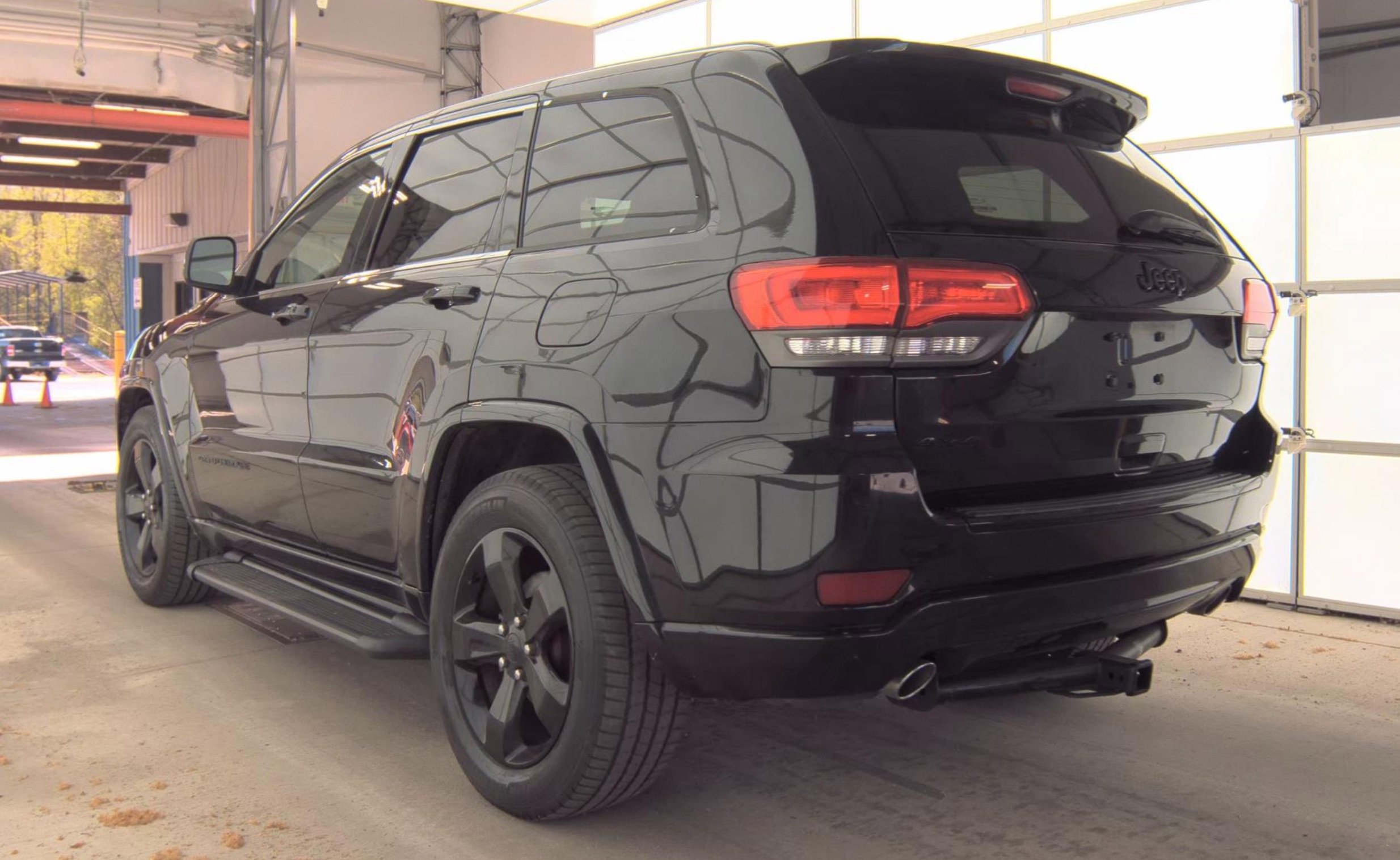 Used 2014 Jeep Grand Cherokee Altitude AWD/4WD image 5