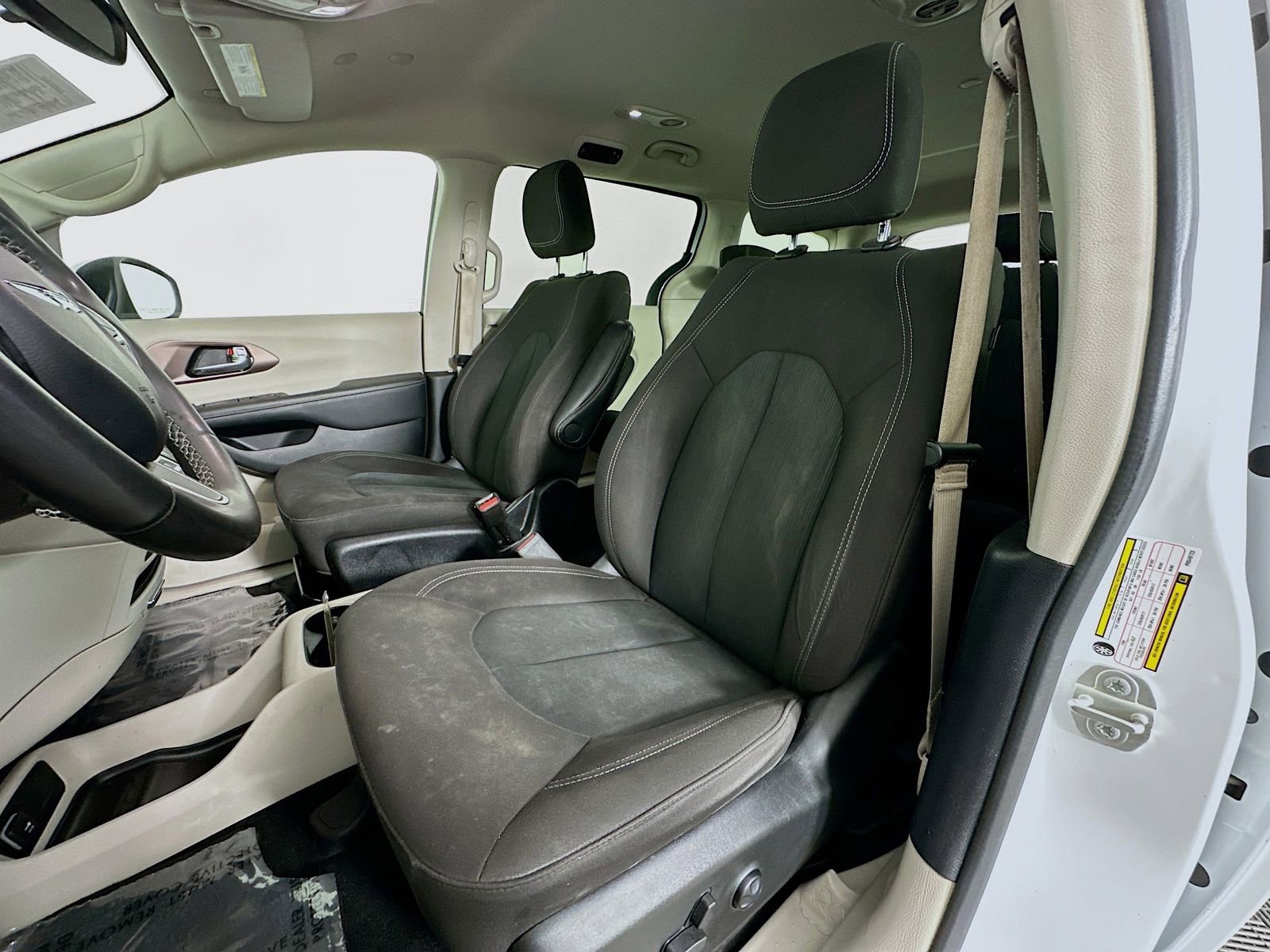 Used 2023 Chrysler Voyager LX FWD image 20