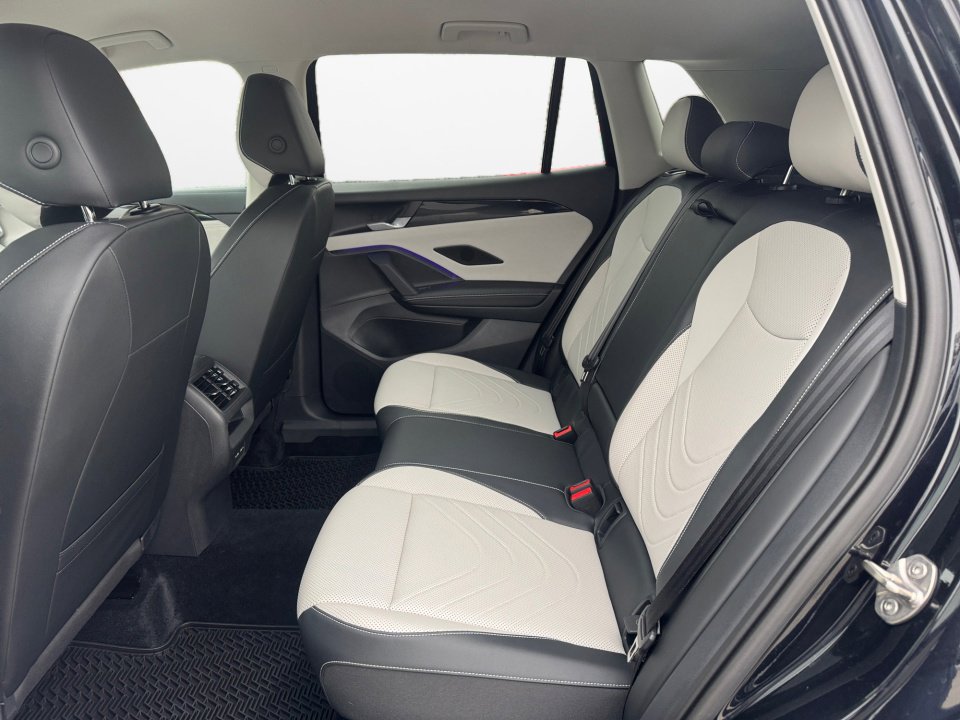 Certified 2025 Volkswagen Tiguan SE image 16