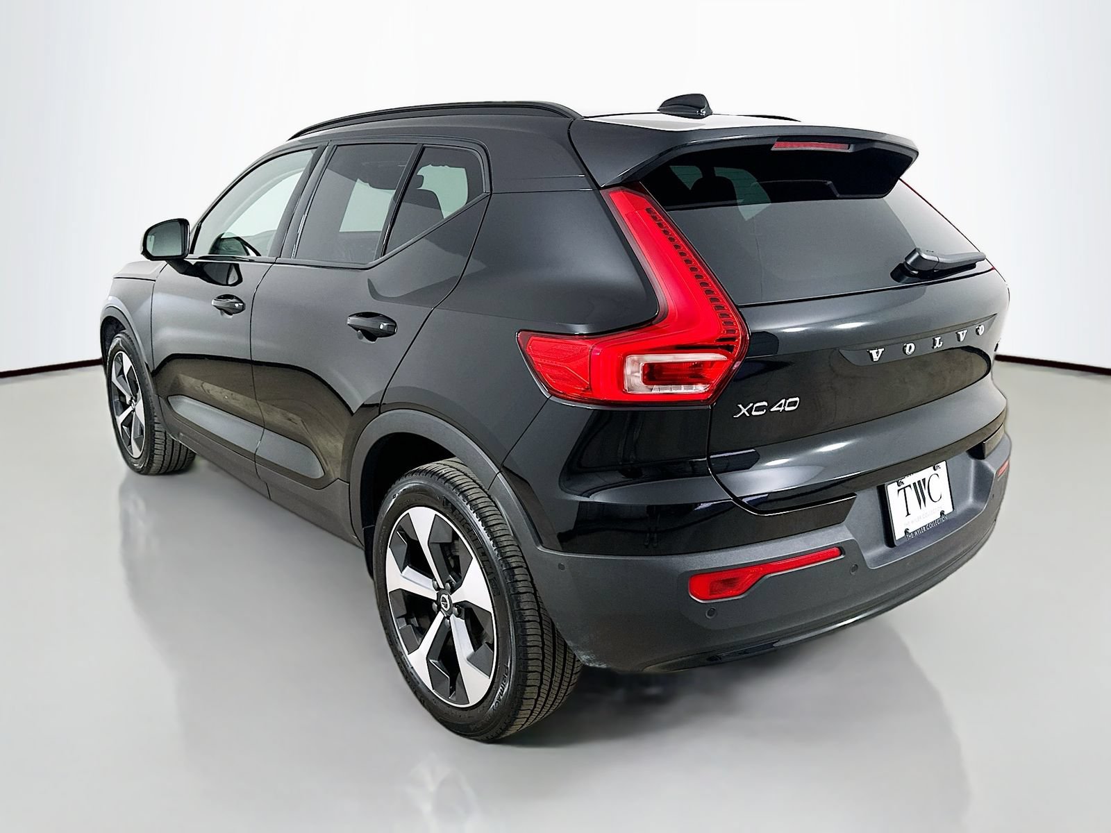 Used 2026 Volvo XC40 B5 Plus AWD/4WD image 7