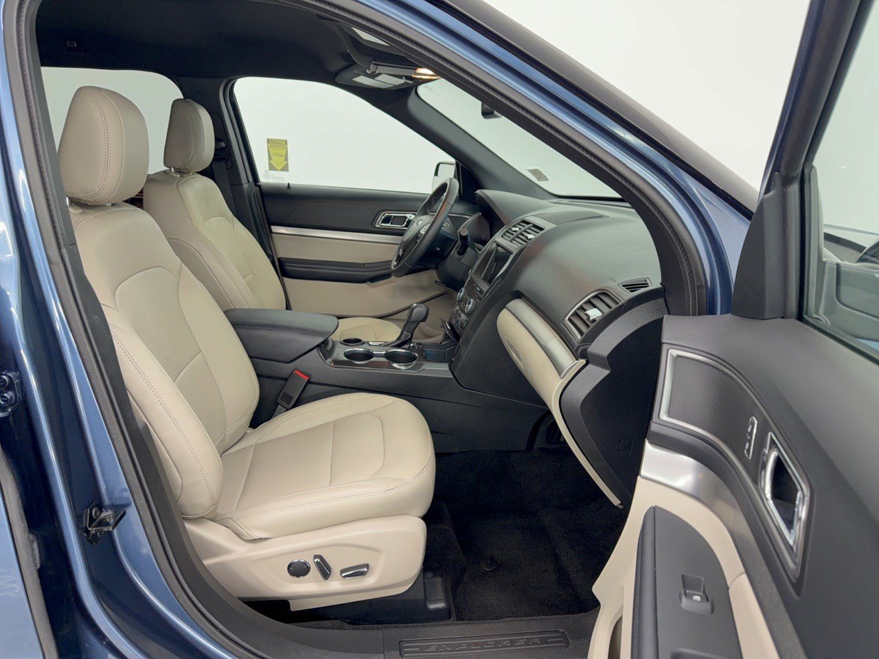 Used 2018 Ford Explorer XLT w/ Equipment Group 202A FWD image 30