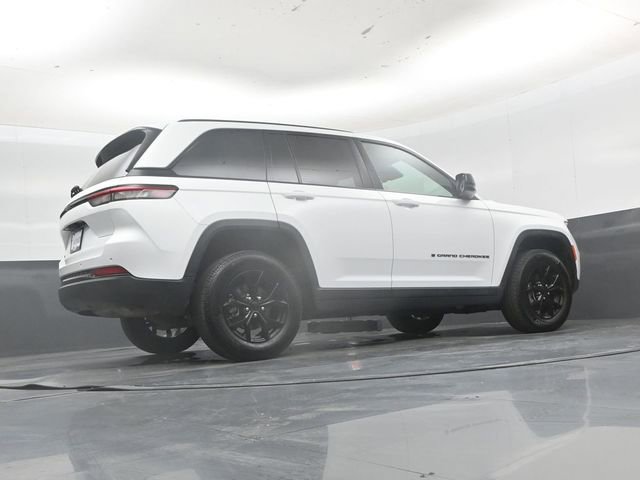 Used 2025 Jeep Grand Cherokee Altitude AWD/4WD image 39
