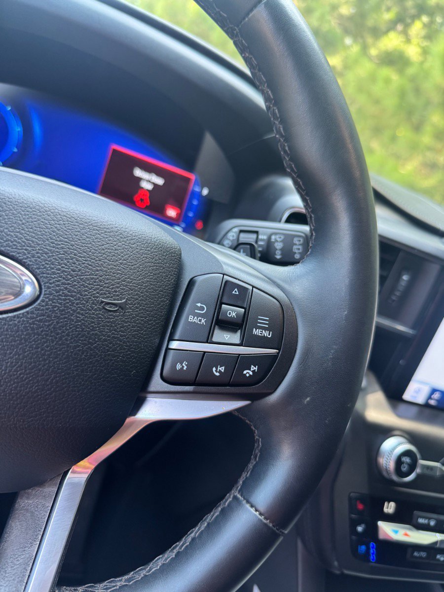 Used 2020 Ford Explorer Platinum w/ Premium Technology Package image 18