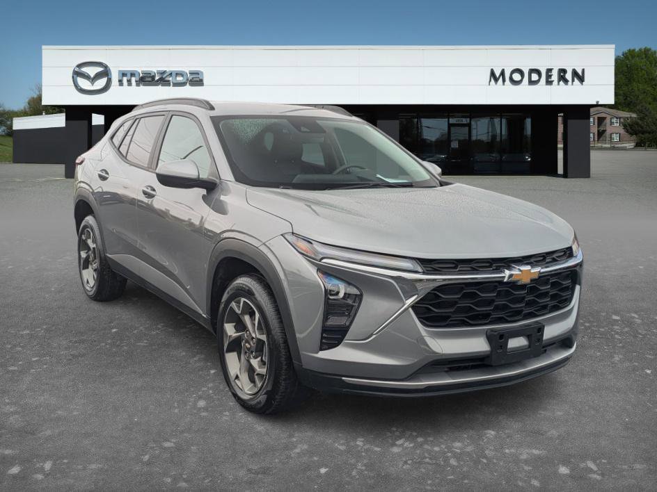 Used 2025 Chevrolet Trax LT image 3