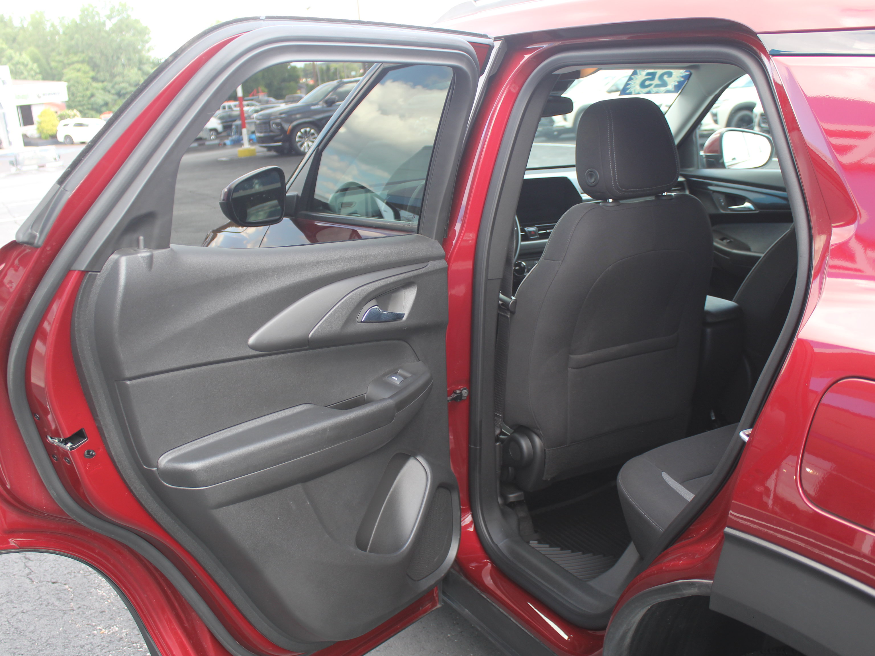 Used 2025 Chevrolet TrailBlazer LT w/ LT Cold Weather Package AWD/4WD image 19
