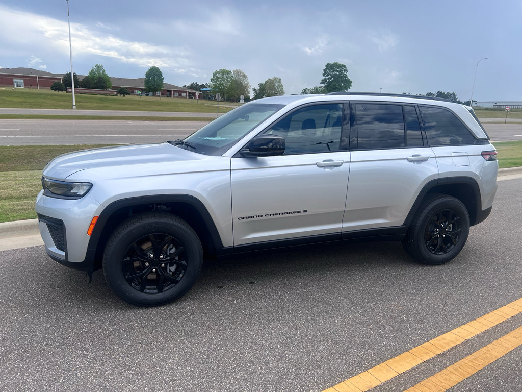 New 2026 Jeep Grand Cherokee Altitude RWD image 7