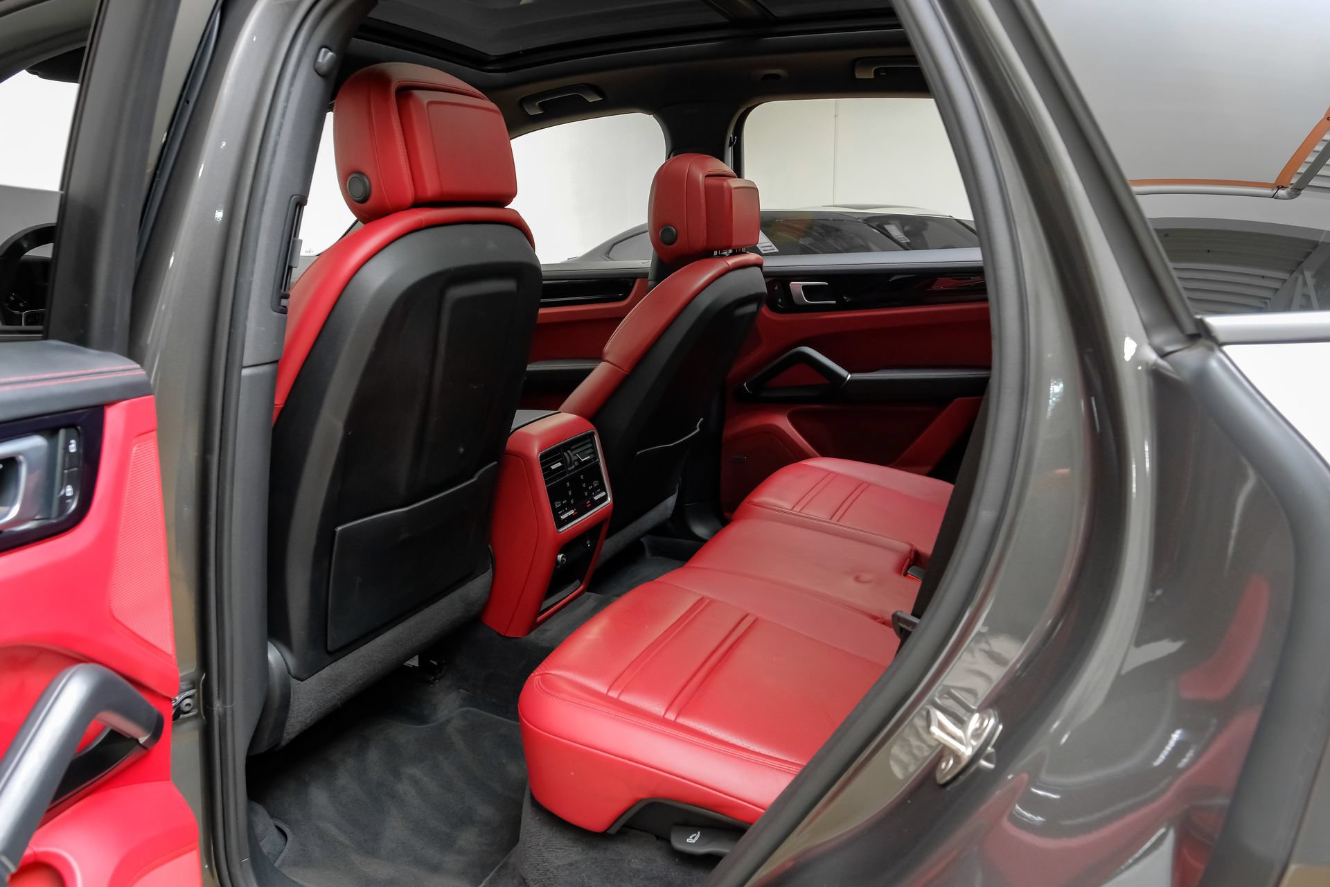 Used 2023 Porsche Cayenne Platinum Edition AWD/4WD image 40