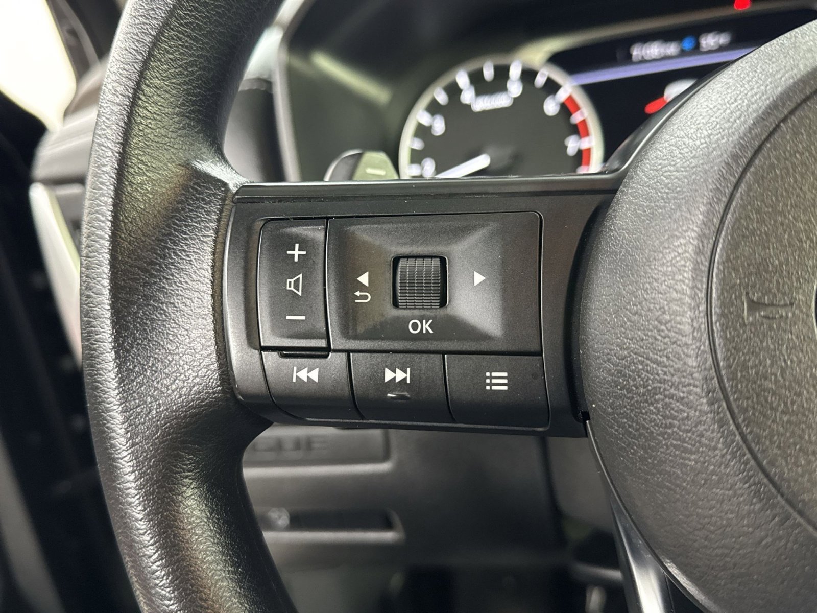 Used 2023 Nissan Rogue S image 37