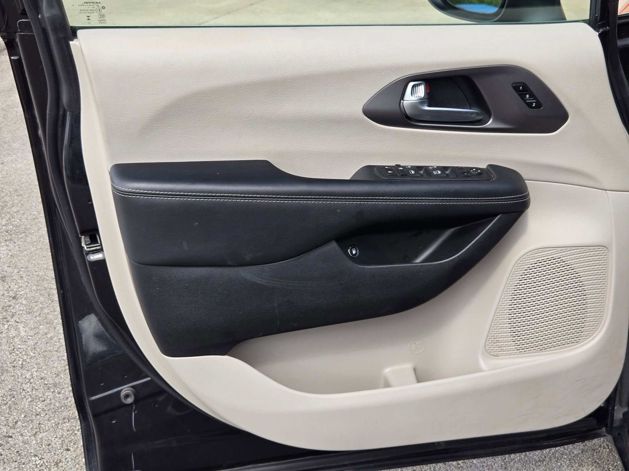 Used 2023 Chrysler Pacifica Touring-L image 10