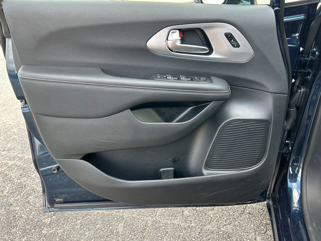 Used 2025 Chrysler Pacifica Limited image 10