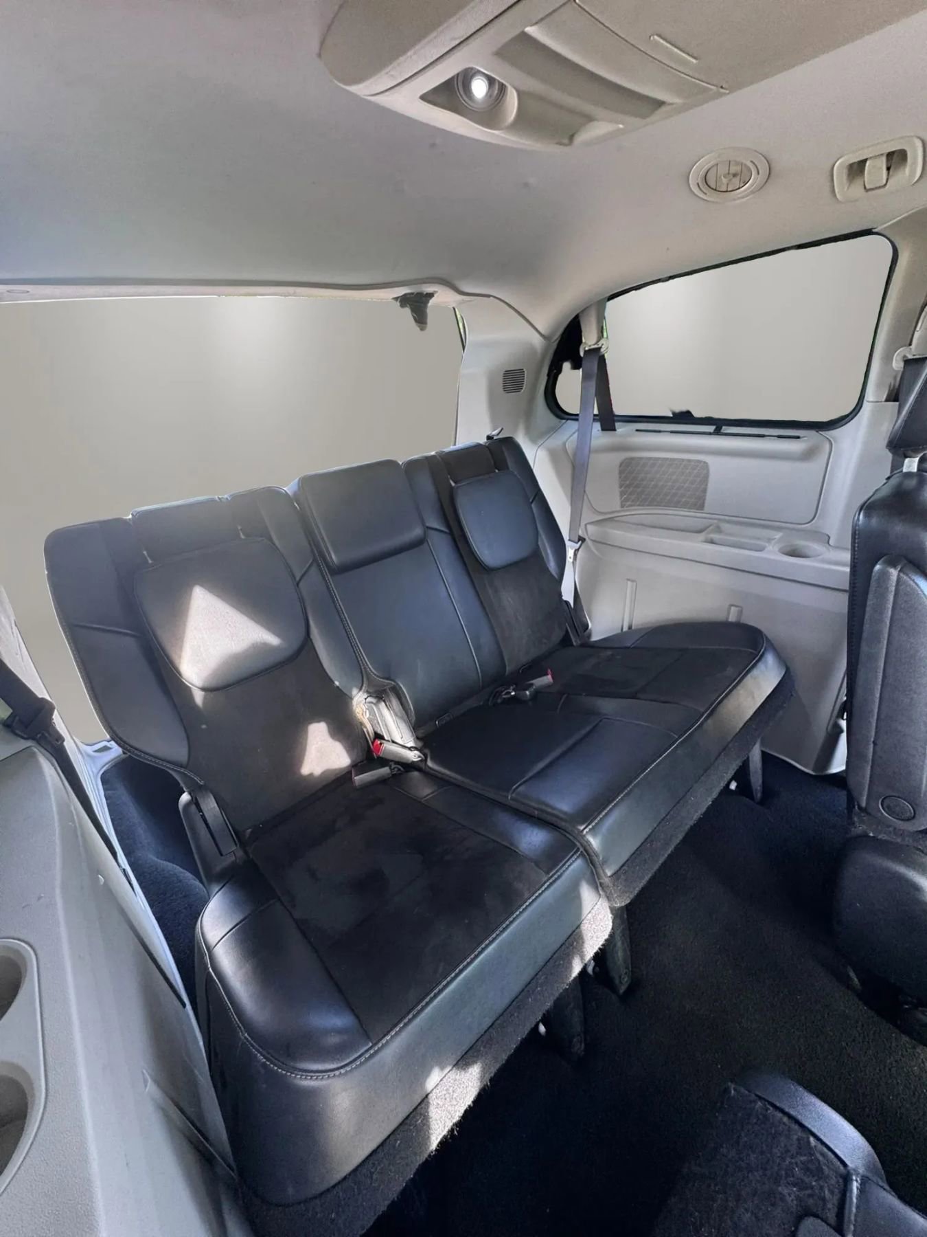Used 2015 Chrysler Town & Country Limited FWD image 16