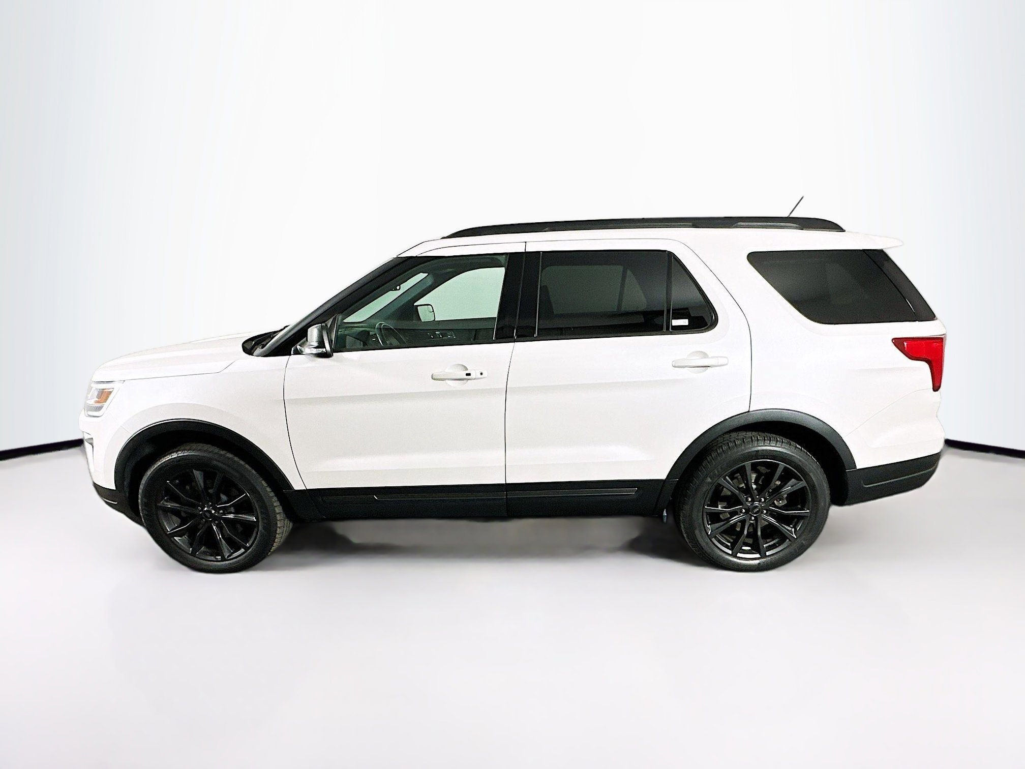 Used 2018 Ford Explorer XLT w/ Equipment Group 202A image 4