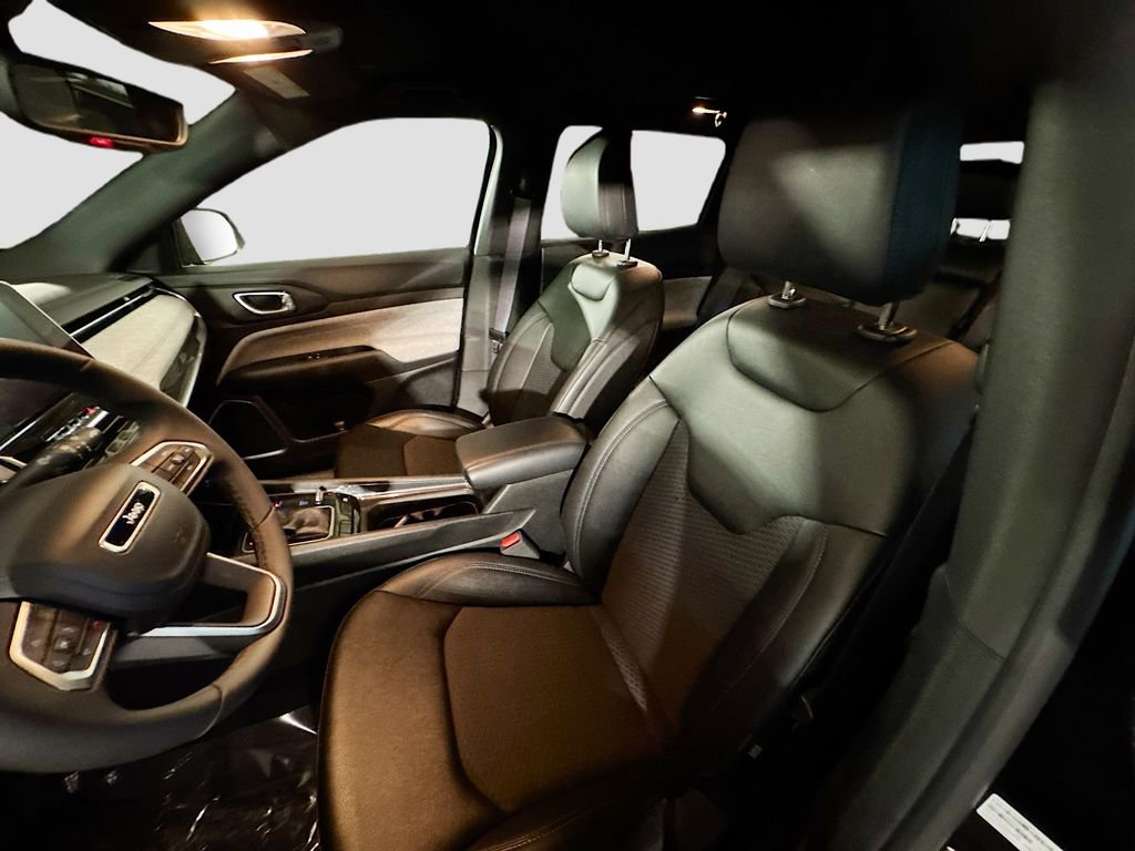 Used 2025 Jeep Compass Latitude image 19