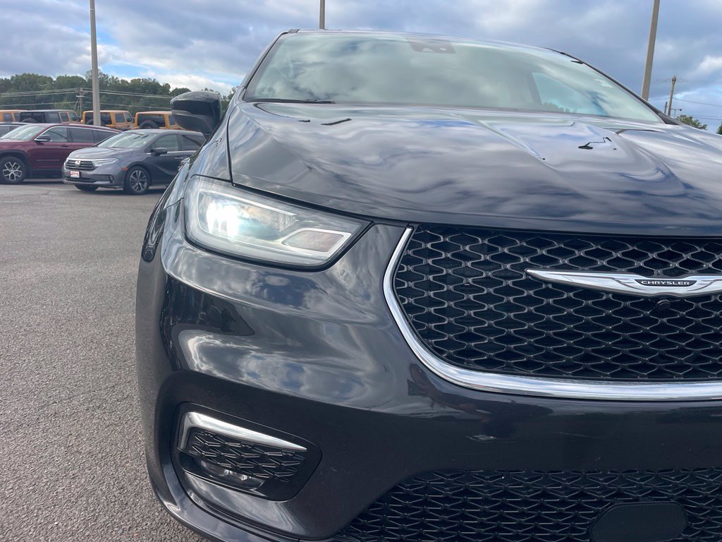 Used 2023 Chrysler Pacifica Touring-L FWD image 23