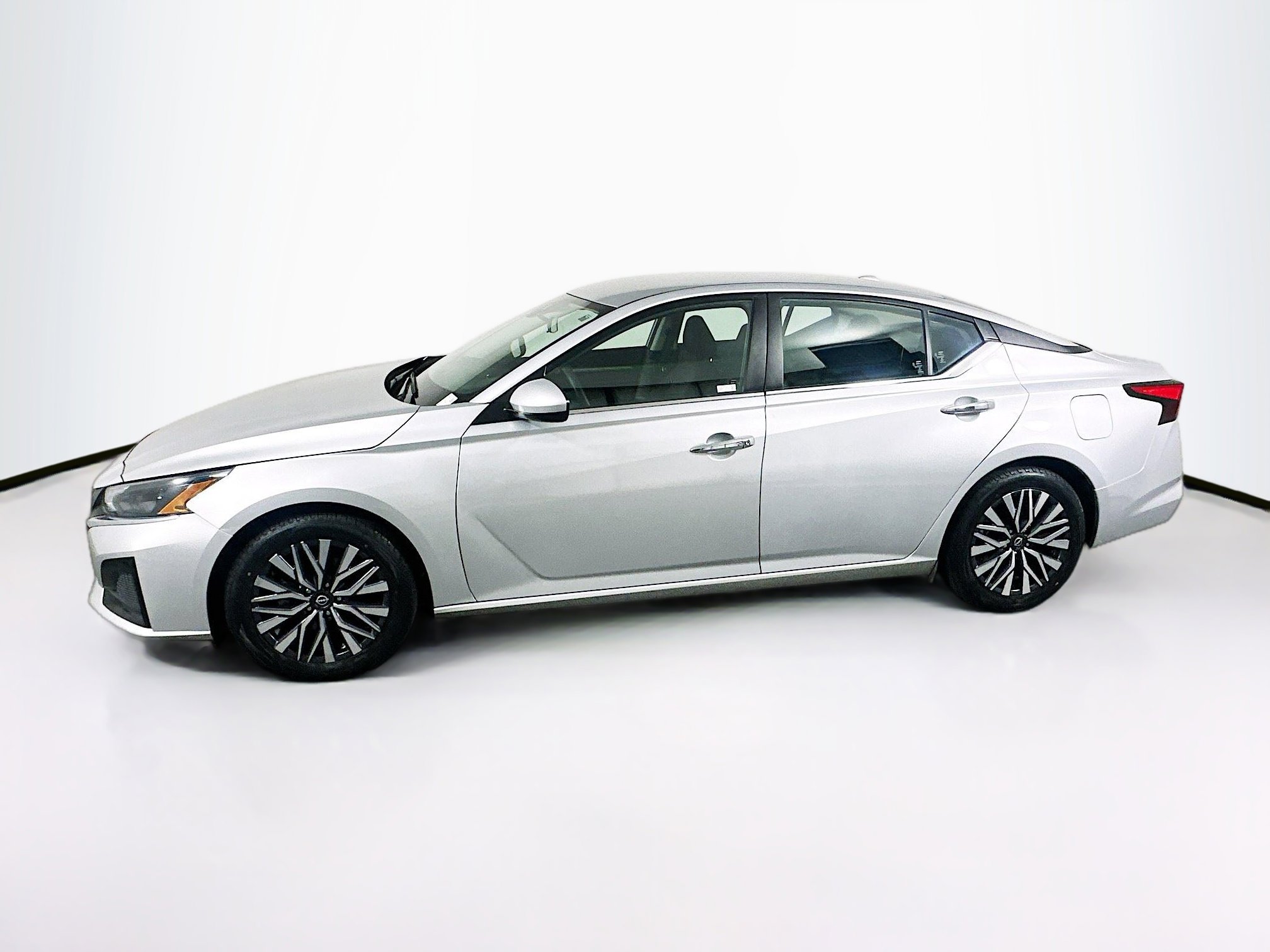 Used 2023 Nissan Altima 2.5 SV image 4