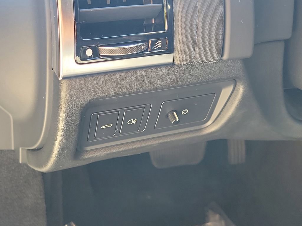 Used 2018 Jaguar F-TYPE R-Dynamic image 21