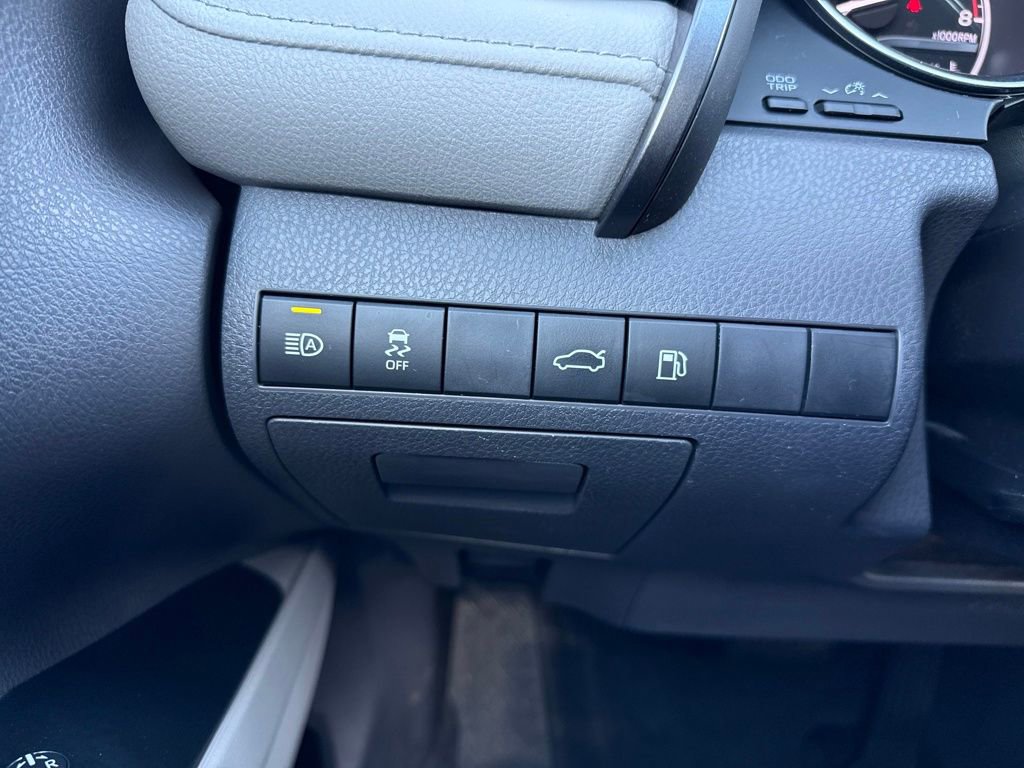 Used 2018 Toyota Camry L image 25