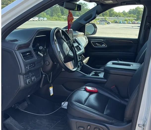 Used 2023 Chevrolet Suburban LT w/ LT Signature Plus Package AWD/4WD image 2
