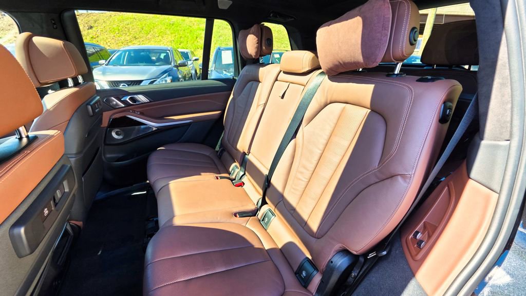 Used 2021 BMW X7 M50i w/ Dynamic Handling Package image 27
