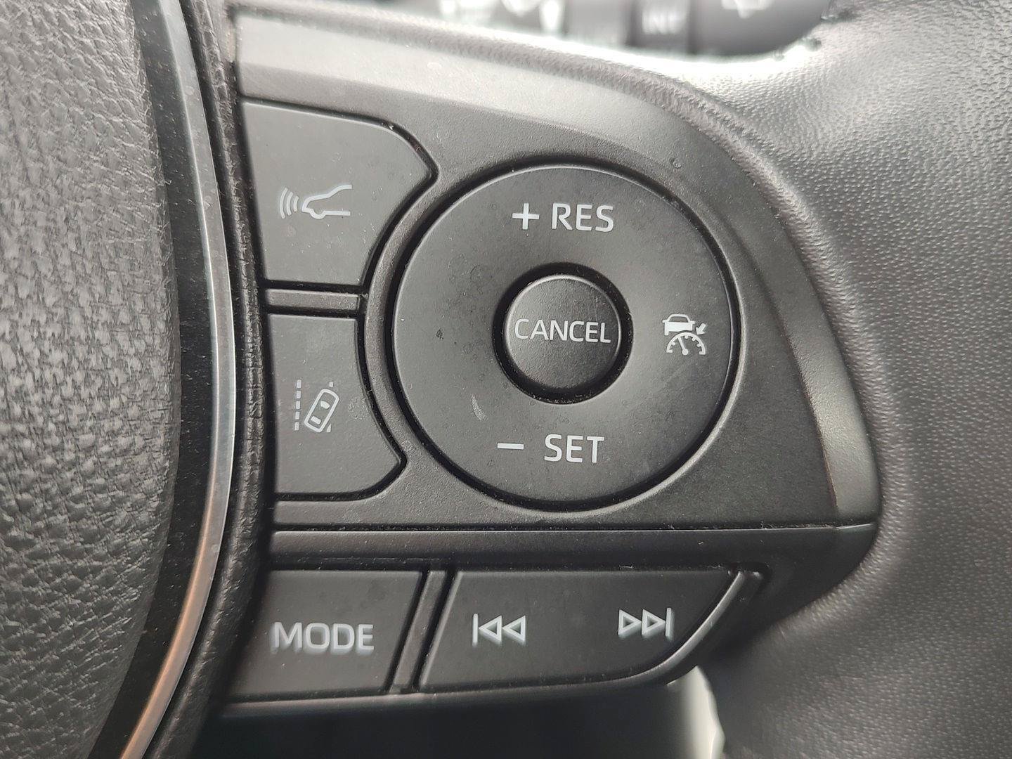 Used 2022 Toyota RAV4 XLE Premium AWD/4WD image 15