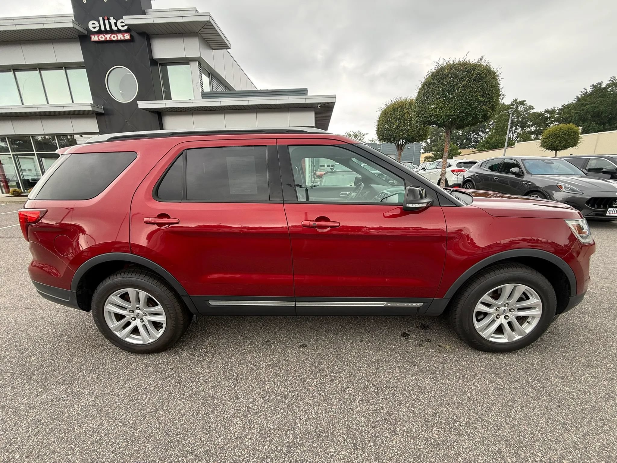 Used 2018 Ford Explorer XLT w/ Equipment Group 202A AWD/4WD image 8