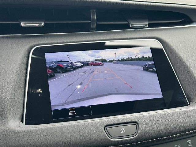 Certified 2023 Cadillac XT4 Luxury w/ Cold Weather Package AWD/4WD image 4