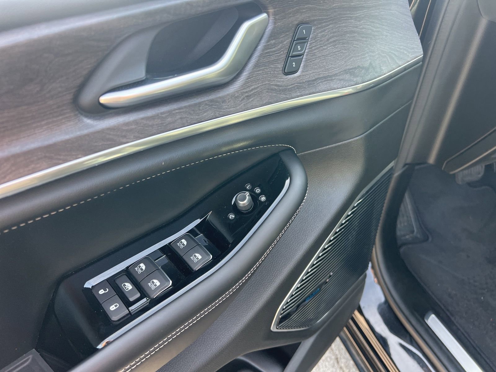 Used 2022 Jeep Grand Cherokee Overland w/ MOPAR Finishing Package image 34