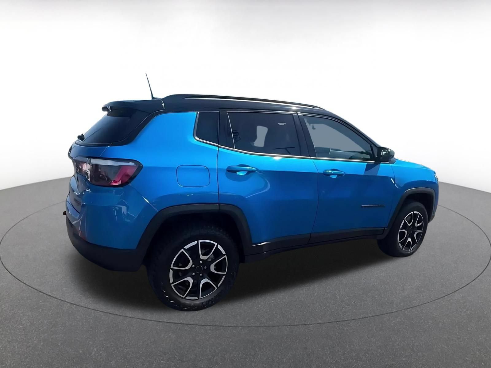 Used 2025 Jeep Compass Trailhawk AWD/4WD image 14