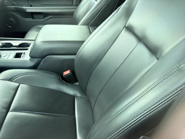 Used 2024 Ford Expedition XLT RWD image 5