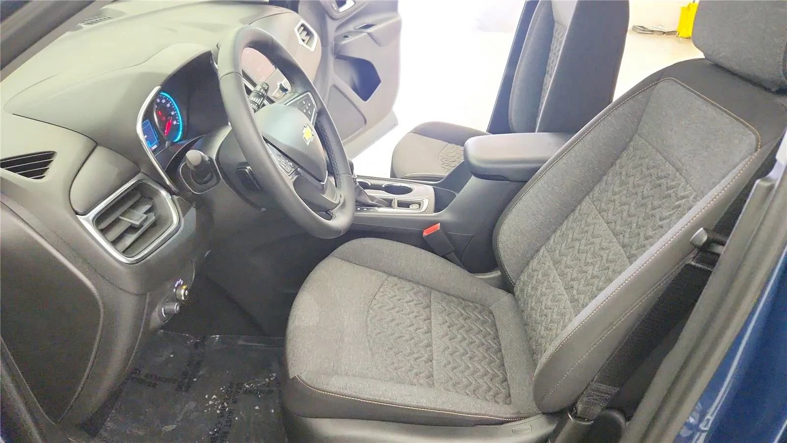 Used 2024 Chevrolet Equinox LT FWD image 23