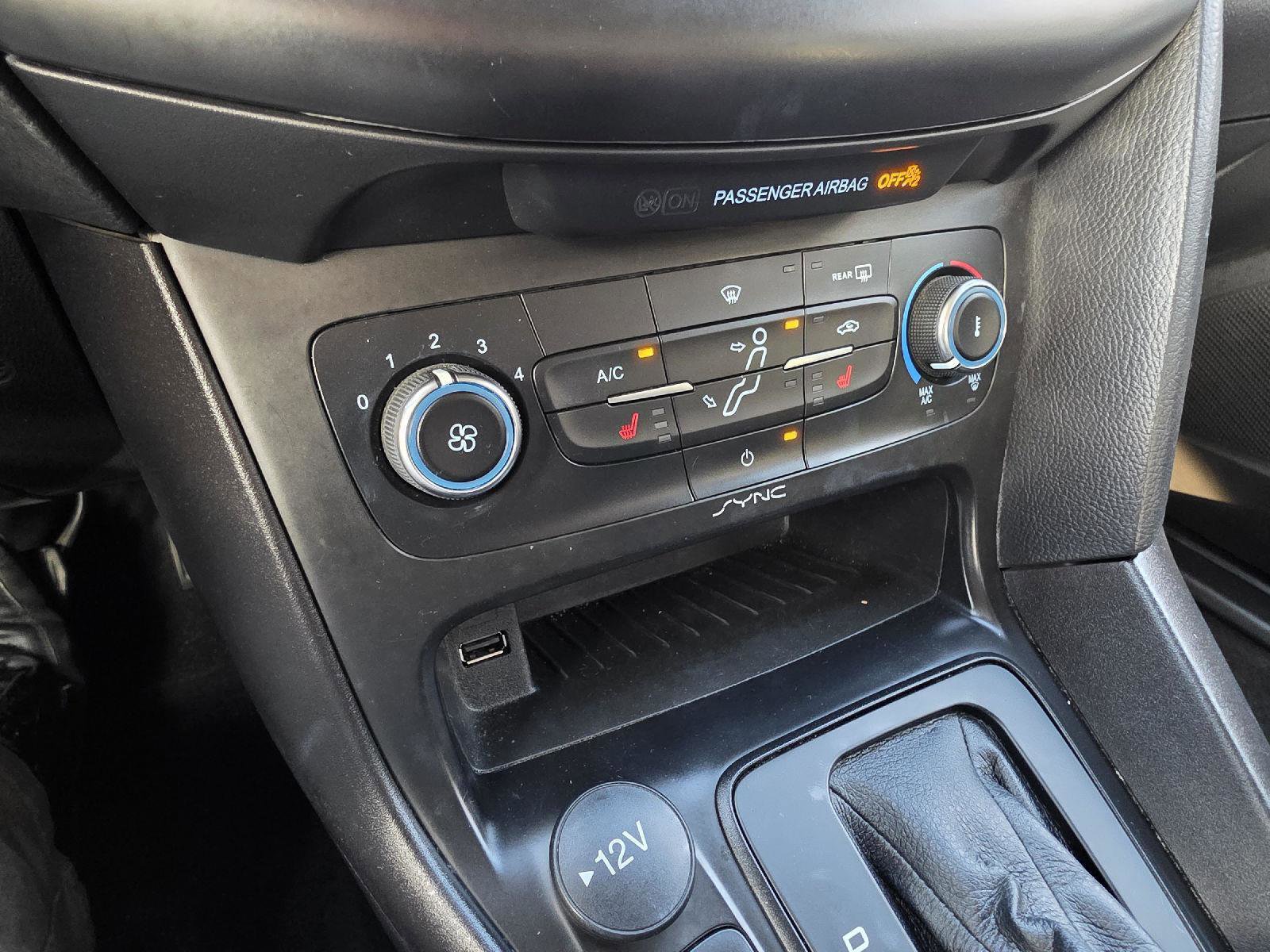 Used 2018 Ford Focus SE w/ Cold Weather Package FWD image 15