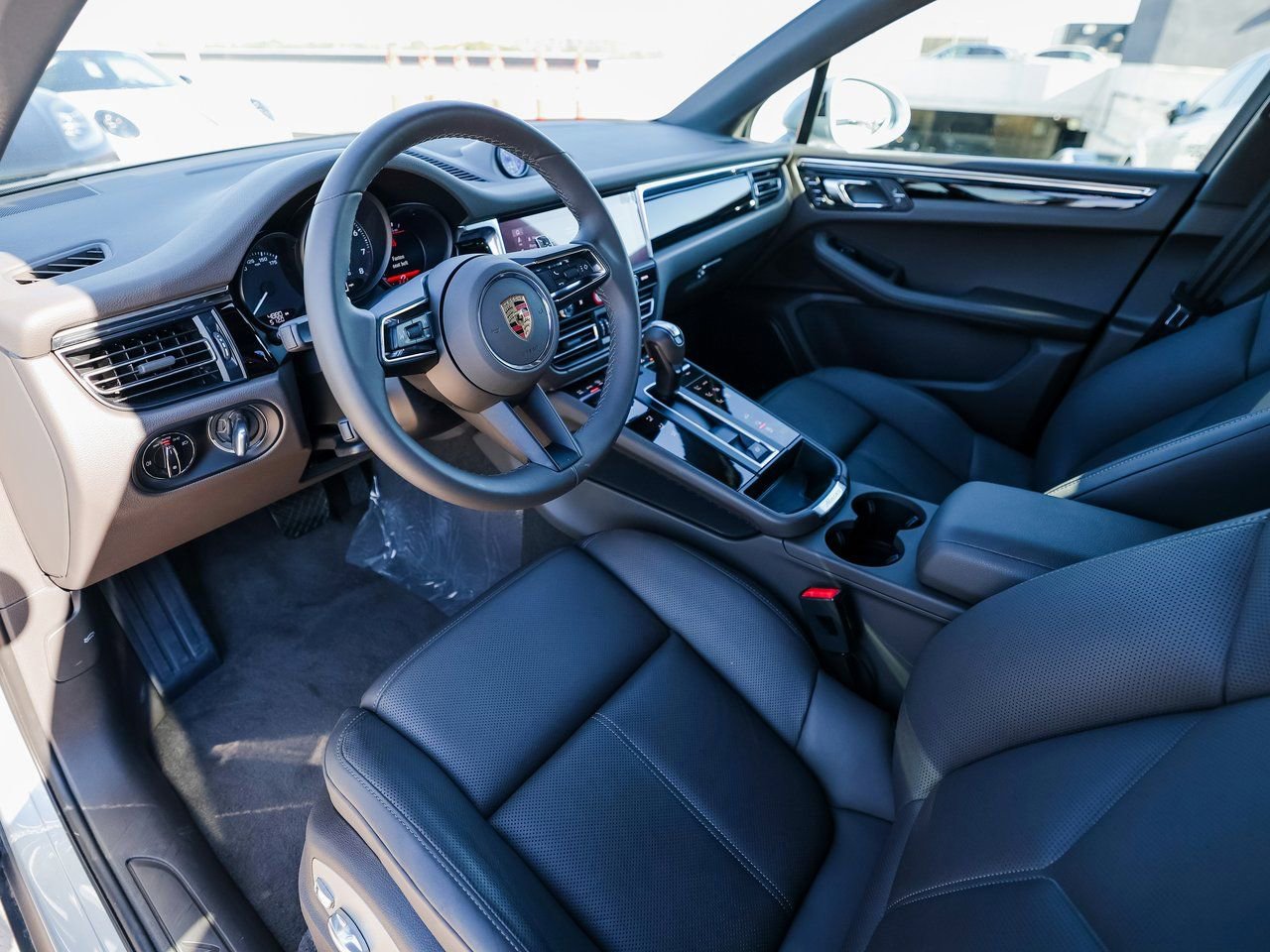Certified 2025 Porsche Macan image 4